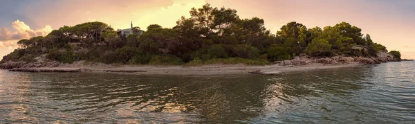 Naplemente a gyönyörű vadonban borítékolja bájos strandját elrejtve — Stock Fotó
