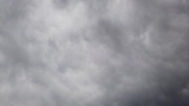 Kötü hava manzaralı arka plan zaman atlaması bulutlar gökyüzü uğursuz ve yağmurlu, hava girdapları kıvrılıyor yağmur yüklü gri bulutlar ve kuşlar yok