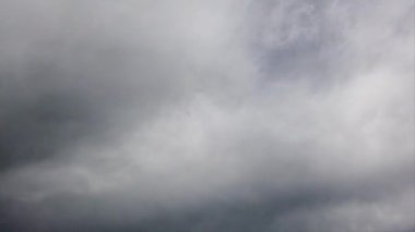 Nimbostratus gri bulutları ile ağır, ürkütücü gökyüzü kötü bir hava gününde yağmuru ve rüzgarda süzülmeyi tehdit ediyor