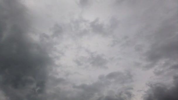 悪天候時の経過風光明媚な空と煙密度の高い灰色のニンボストラタス雲は劇的な光で風によって速く前進します — ストック動画
