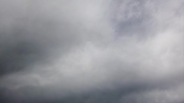 Βαρύς Τρομακτικός Ουρανός Nimbostratus Γκρίζα Σύννεφα Απειλούν Βρέξει Και Επιπλέει — Αρχείο Βίντεο