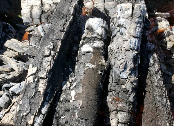 Hermosa Llama Roja Madera Rebanada Brasas Negras Grises Oscuras Dentro — Foto de Stock