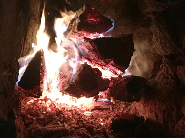 Beautiful Red Flame Slice Wood Dark Grey Black Coals Metal — Stock Photo, Image