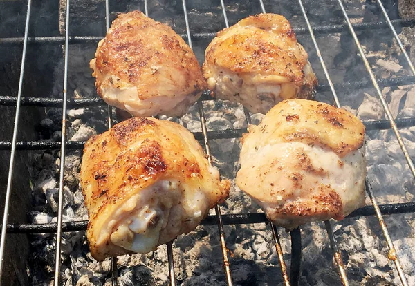 Красивая Вкусная Еда Ломтика Жареного Цыпленка Жареного Металлической Жаровне Мясо — стоковое фото