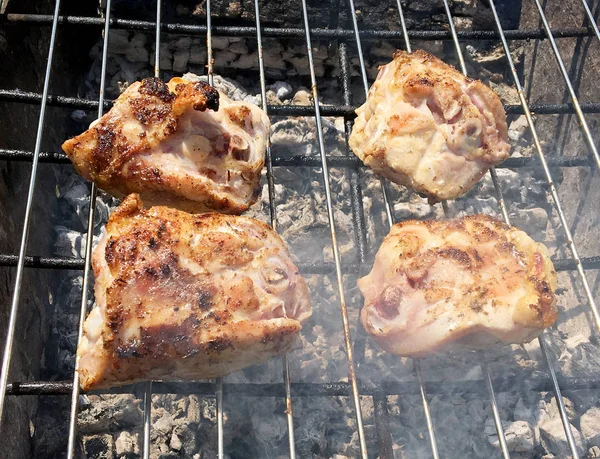 美味的食物从切片烤鸡肉肉 烤在金属火盆 香脆壳的鸟肉 在火盆中油炸 火烧炉烧鸡肉准备烧烤 — 图库照片