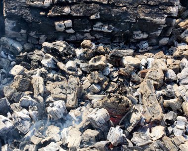 Güzel kırmızı alev dilim ahşap, koyu gri siyah kömürlerin metal mangal içinde. Mangal üzerinde parlak sarı alev yanan odun. Alevler hazırlık barbekü yemek pişirmek için ateş. Mangal üzerinde yangınları kömür