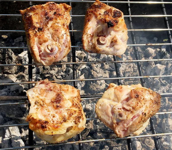 Mooie Smakelijke Gerechten Uit Segment Gegrilde Kip Vlees Roast Metalen — Stockfoto