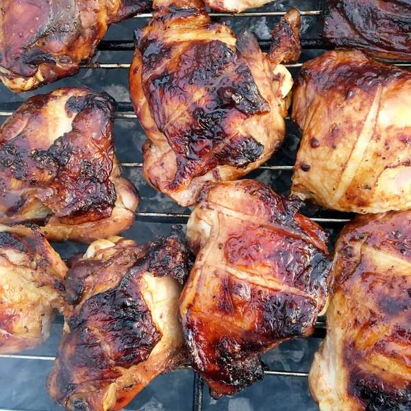 Schöne Leckere Speisen Aus Scheiben Gegrilltes Hühnerfleisch Braten Auf Metall — Stockfoto