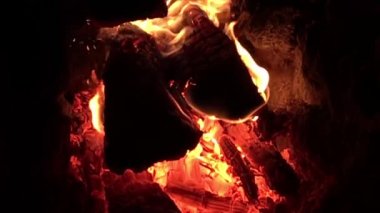 Dilimlenmiş tahtadan çıkan güzel kırmızı ateş, metal brazier 'ın içinde koyu gri siyah kömür. Parlak sarı ateşte, brazier 'da odun yanıyor. Alevler barbekü pişirmeye hazırlanıyor. Brazier doğa bbq üzerine.