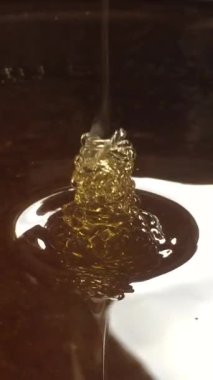 Arka plan doku, tatlı bal damlaları düşüyor, nektar mead içinde.