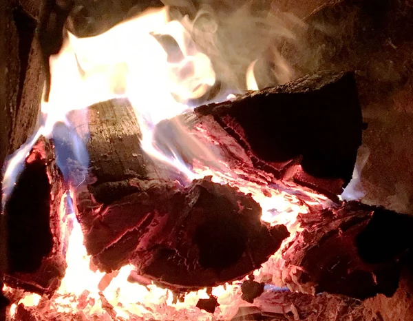 Schöne Rote Flamme Aus Scheibenholz Dunkelgraue Schwarze Kohlen Kohlenbecken Holzverbrennung — Stockfoto