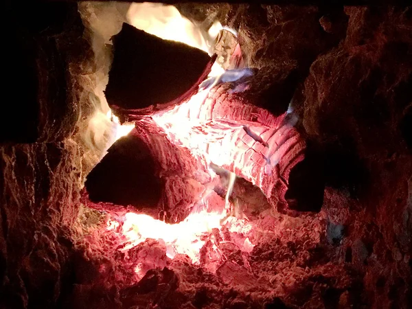 Schöne Rote Flamme Aus Scheibenholz Dunkelgraue Schwarze Kohlen Kohlenbecken Holzverbrennung — Stockfoto