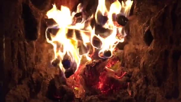 Wunderschönes Rotes Feuer Aus Scheibenholz Dunkelgraue Schwarze Kohlen Kohlenbecken Holz — Stockvideo