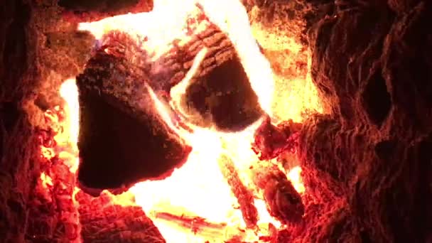 슬라이스 우드의 아름다운 어두운 회색검은 노란색 불위에서 화덕에서 장작을 태운다 — 비디오