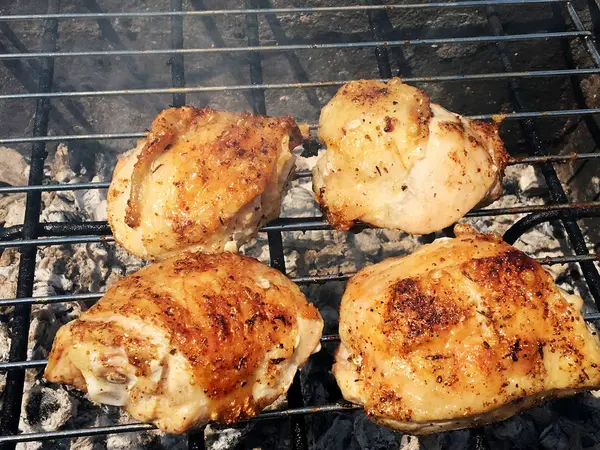 スライスから美しいおいしい焼き鶏の肉 金属製火鉢のロースト シャキッとした地殻を持つ鳥の肉は 火鉢で揚げた 火鉢に火でバーベキューを調理用鶏肉準備 — ストック写真