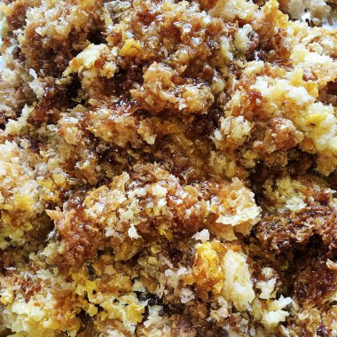 Soyut altıgen yapısı altın bal dolu arı kovanından bal peteği. Bal peteği yaz kompozisyonu arı köyünden yapışkan bal içerir. Arıların kırsal bal petekleri taşraya.