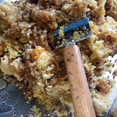 Soyut altıgen yapısı altın bal dolu arı kovanından bal peteği. Bal peteği yaz kompozisyonu arı köyünden yapışkan bal içerir. Arıların kırsal bal petekleri taşraya.