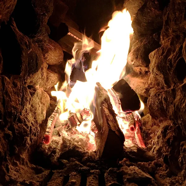 Wunderschönes Rotes Feuer Aus Scheibenholz Dunkelgraue Schwarze Kohlen Kohlenbecken Holz — Stockfoto