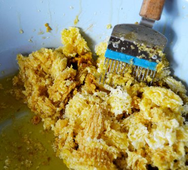 Altın nektarla doldurulmuş altıgen bal peteklerinden bir damla bal damlıyor. Bal peteği yaz kompozisyonu. Doğal bal damlası, balmumu çerçeveli arı damlası. Bal damlası bal damlatıyor bal peteğine.