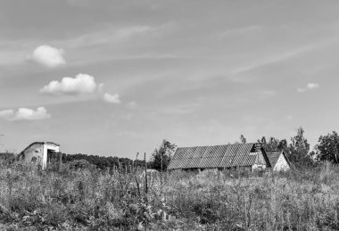Doğal arka planda terk edilmiş güzel bir çiftlik evi, terk edilmiş eski bir çiftlik evi, gökyüzünün üzerinde terk edilmiş eski bir çiftlik evi.