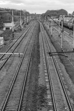 Demiryolu trenini geçtikten sonra temalı tren yoluna fotoğraf, hızlı tren treninden önce uzun tren raylarından oluşan fotoğraf, demiryolu taşımacılığı.