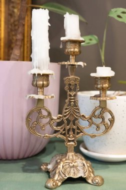 Karmaşık tasarımları ve ev dekoruna zarafet katmak için mükemmel üç konik yuvası olan büyüleyici klasik şamdan tutucusu..