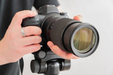 Profesyonel bir kamera ve telefon lensi kullanarak nefes kesici ve çarpıcı görüntüler yakalıyor.