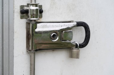 Sağlam bir asma kilidi olan kapı kilidi ev güvenliğinin önemli bir unsurunu temsil ediyor.