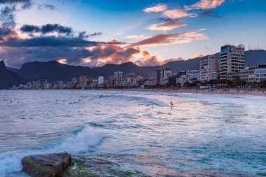 Dramatik gökyüzü arka plan ile deniz günbatımı zamanında yüzme keyfini turist