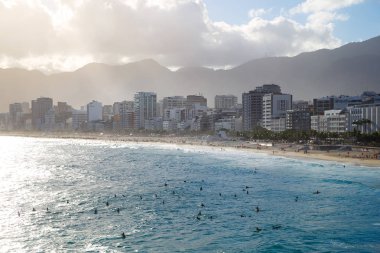 İnsanlar daha önce günbatımı zamanı sıcak denizde yüzme