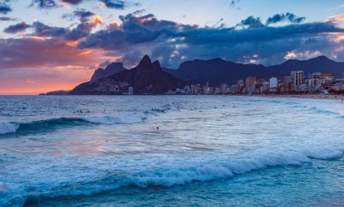 Günbatımı sıcak akşam denizde yüzme turist ile deniz manzarası
