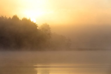 Riverside ihale parlayan turuncu günbatımı
