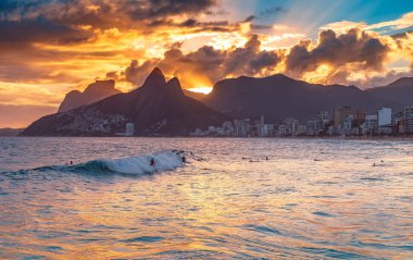 Gün batımında sıcak denizde yüzme turist