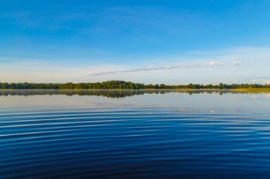 Sakin nehir, ağaçlar ve mavi gökyüzü arka plan manzara