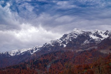 Kar ve mavi gökyüzü arka plan parlak sonbahar orman kaplı yüksek dağ zirveleri