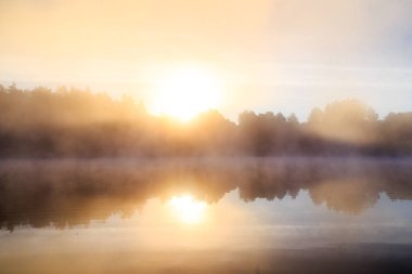 Sıcak turuncu renkler nehirde gün batımında