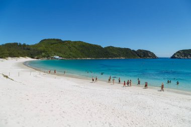 Turkuaz denizde sıcak havanın tadını turist