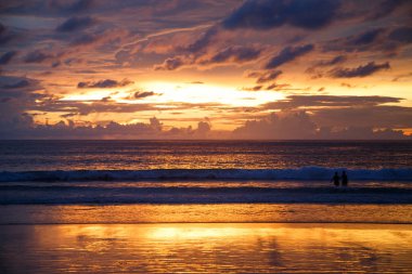 Muhteşem günbatımı turuncu renklerde deniz kıyısı