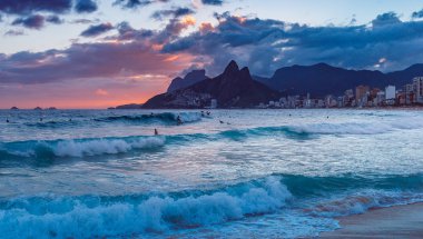 Günbatımı sıcak akşam denizde yüzme turist ile deniz manzarası