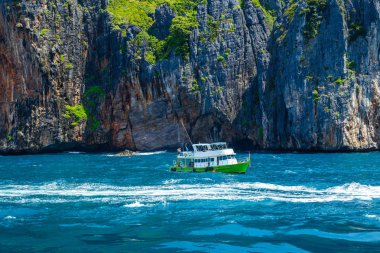Turkuaz denizde yüzen turistik tekne