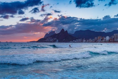 Günbatımı sıcak akşam denizde yüzme turist ile dramatik deniz manzarası