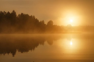 Riverside son güneş ışınları ile büyülü gün batımında