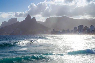 Gün batımında turkuaz suda yüzen insanlar