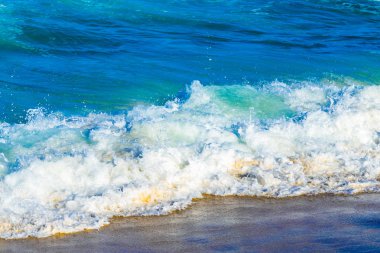 Dalgalar deniz plaj kıyısında görünümünü kırpılmış