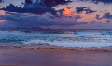Günbatımı zaman muhteşem parlak deniz manzarası
