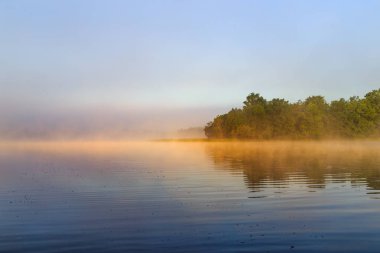 Yaz aylarında günbatımında sakin nehir manzara