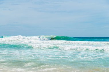 Turkuaz su ve beyaz köpük dalgalar deniz manzarası
