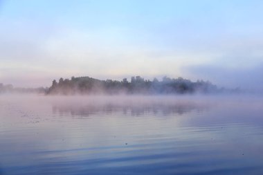 Nehir mavi gökyüzü arka plan karşı ihale sisli gün batımında