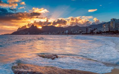 Gün batımında sıcak denizde yüzme turist