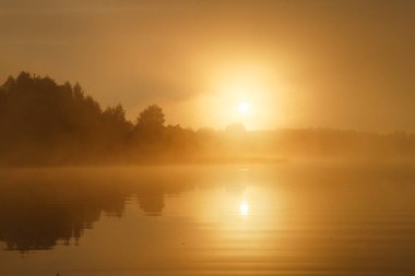 Riverside son güneş ışınları ile büyülü gün batımında